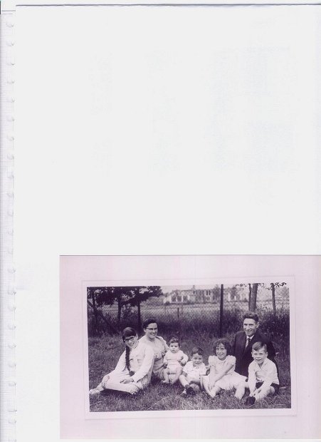 1964 li naar rechts bertha,ma,richard,leen, willy, pa, Henk